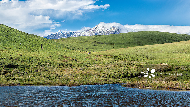 草原雪山蓝天白云云雾图片素材