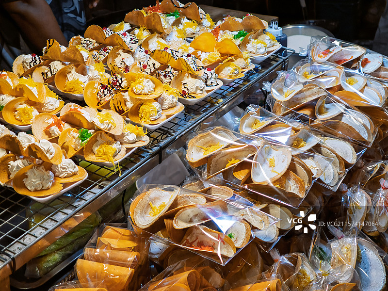 夜市上琳琅满目的传统泰式香脆薄饼图片素材