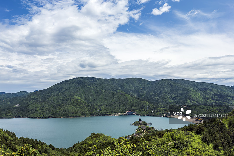 父亲节北京昌平登北山俯瞰十三陵水库碧水蓝天图片素材