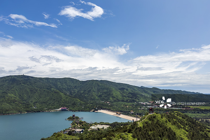 父亲节北京昌平登北山俯瞰十三陵水库碧水蓝天图片素材