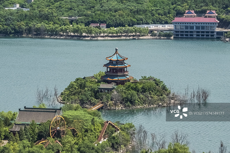 父亲节北京昌平登北山俯瞰十三陵水库碧水蓝天图片素材