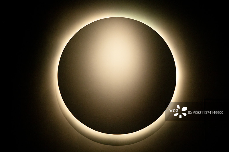 黑色背景下照明设备的特写镜头图片素材