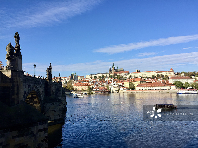 捷克布拉格蓝天白云查理大桥伏尔塔瓦河老城风光图片素材