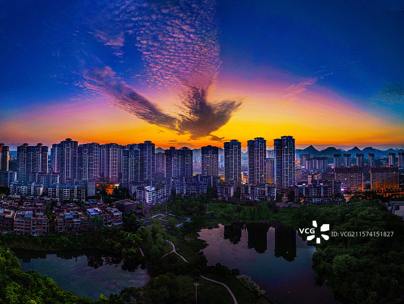 贵阳清晨天空惊现彩云酷似火凤凰好大一只吉祥鸟图片素材