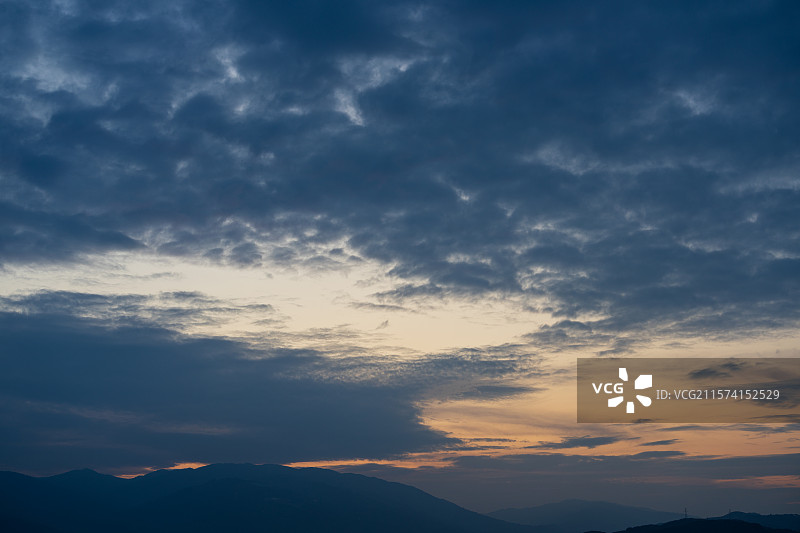 黄昏时分的山峦与云霞图片素材