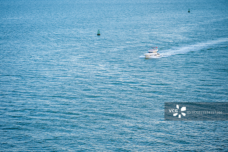 海面上行驶的游艇图片素材