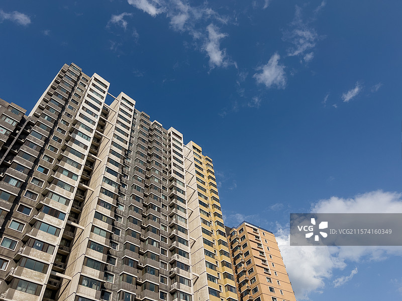低视角仰拍蓝天白云高层住宅小区图片素材