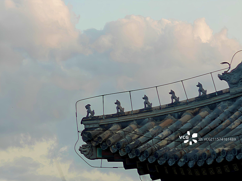 北大校内古建筑屋檐在天空云朵的背景上图片素材