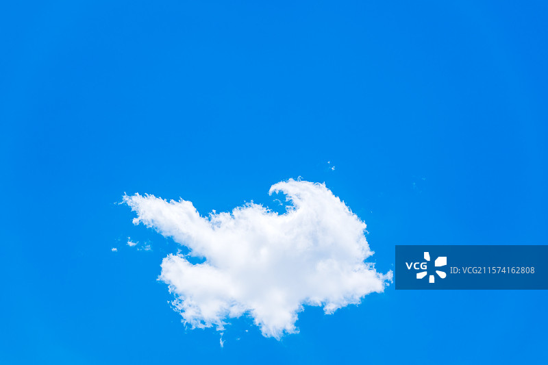 空中的白天鹅-湛蓝天空白云飘25.06图片素材