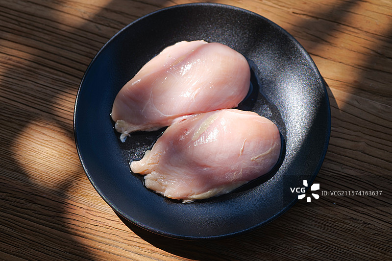 新鲜鸡胸肉鸡肉家禽肉类解冻摆盘增肌蛋白质健康饮食图片素材
