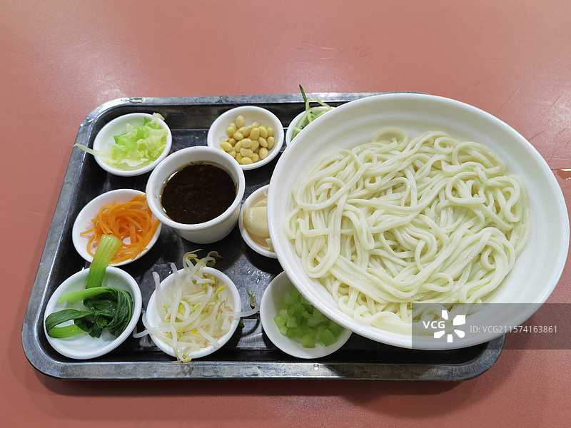 地道美味的北京特色美食老北京炸酱面图片素材