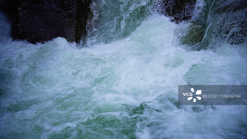 雨季的卧龙谷瀑布图片素材