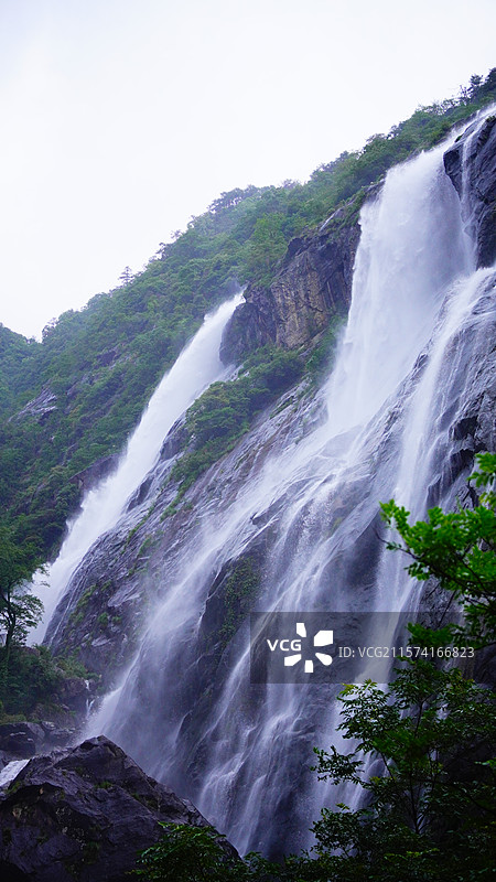 雨季的卧龙谷瀑布图片素材