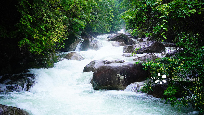 雨季的卧龙谷瀑布图片素材