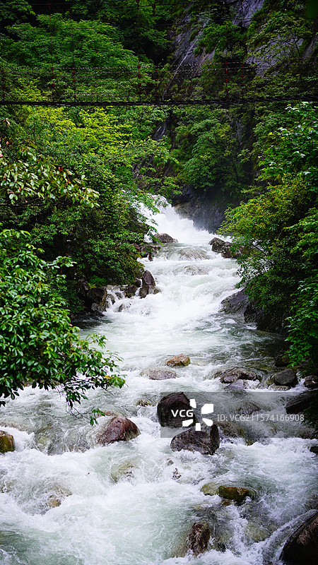 雨季的卧龙谷瀑布图片素材