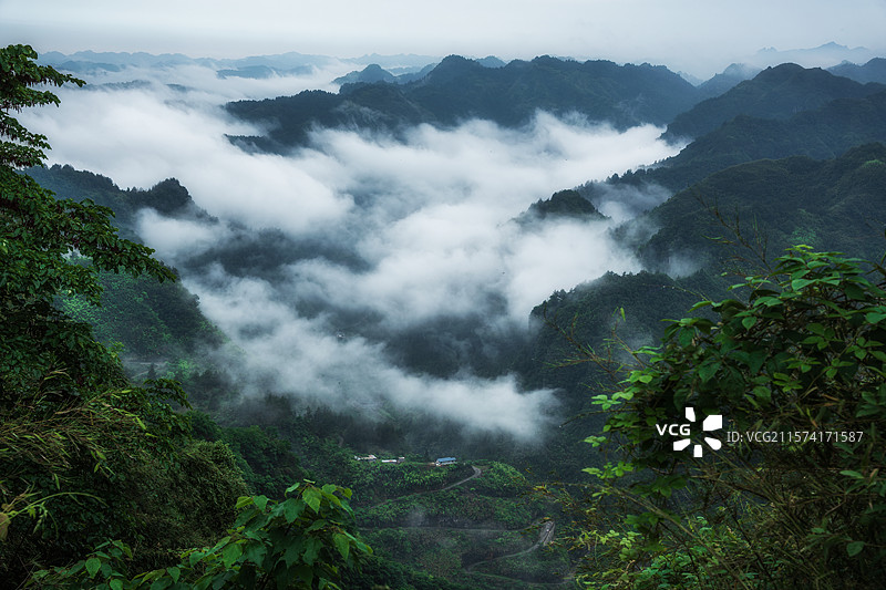 湘西山区云雾缭绕的仙境一般的水墨画风格风景图片素材