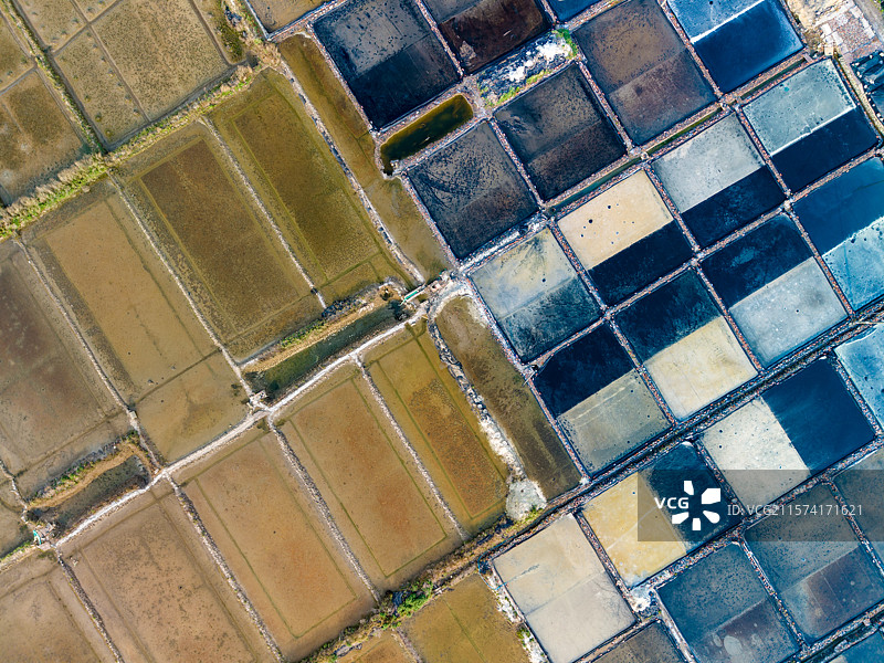 宁波北仑盐田，每一块都是不同的颜色，宛如大自然的调色盘图片素材