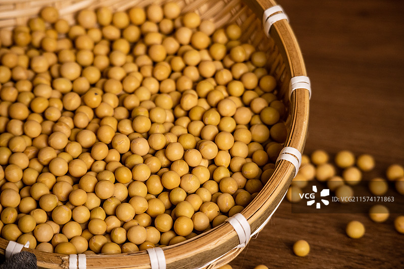 藤篮里装满金灿灿的黄豆杂粮大豆图片素材