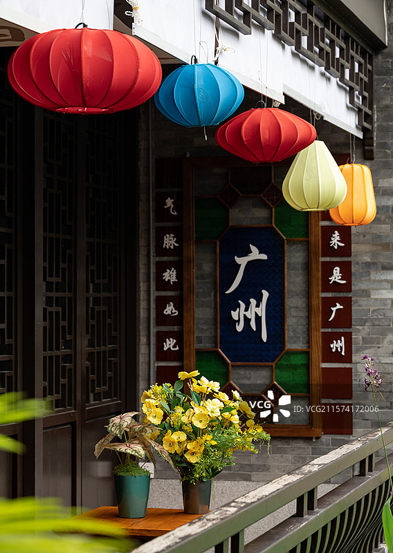 岭南建筑阳台-桌面摆放鲜花花瓶-文字广州图片素材