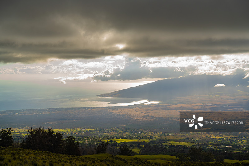 暴风雨前的阳光图片素材