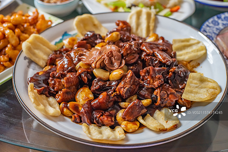 中国餐饮行业饮食产业传统经典健康食物食品，一盘子临沂新泰莱芜枣庄炒辣子鸡干煸鸡和锅贴，室内无人图像图片素材