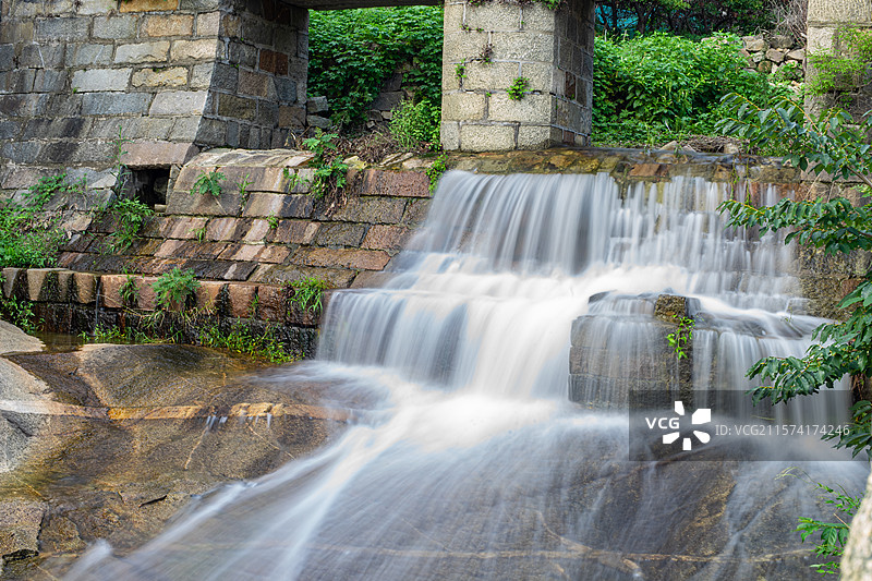 中国自然风光拍摄主题，山谷里清澈的溪流和瀑布，户外白昼无人图像摄影图片素材