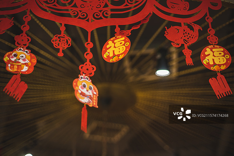 中国传统文化拍摄主题，房屋内部上面悬挂的卡通年画和春联福字，室内无人图像摄影图片素材