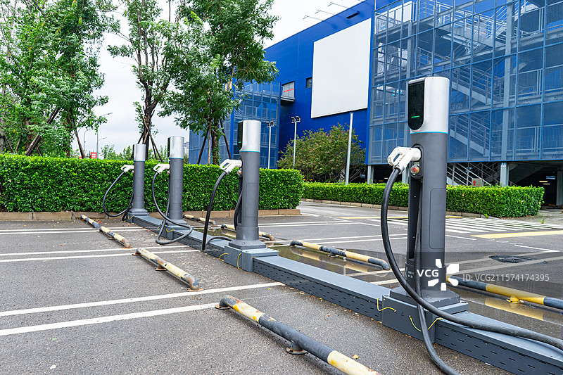 中国电动汽车设备用品拍摄主题，路边电动汽车停车场的充电式充电桩电子设备，户外白昼无人图像摄影图片素材