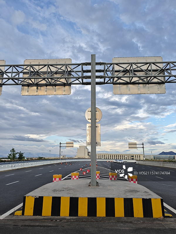 夏天凌晨六点的机场路图片素材