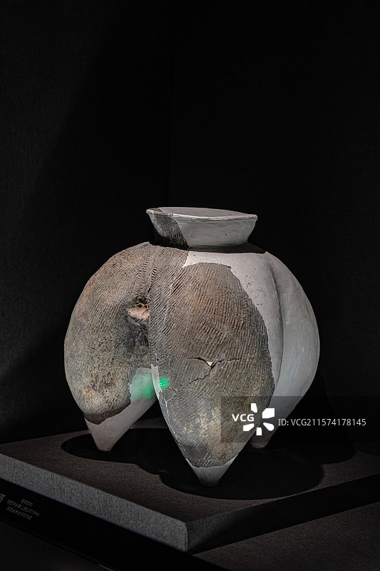 石峁文化 陶双鋬鬲 陕西省考古研究院图片素材