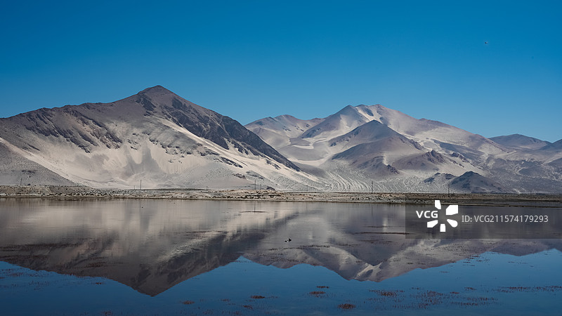 定结湿地附近的山体倒影图片素材