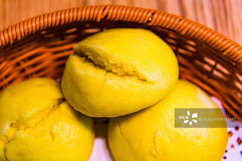 美食美味手工制作玉米馒头精致灯光棚拍图片图片素材