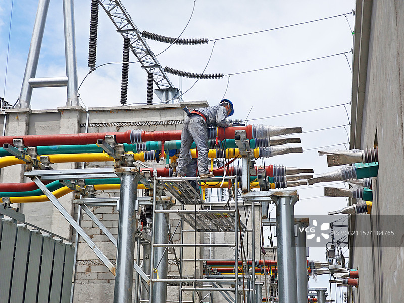 电力220kV高压变电站电工安装电缆施工现场图片素材