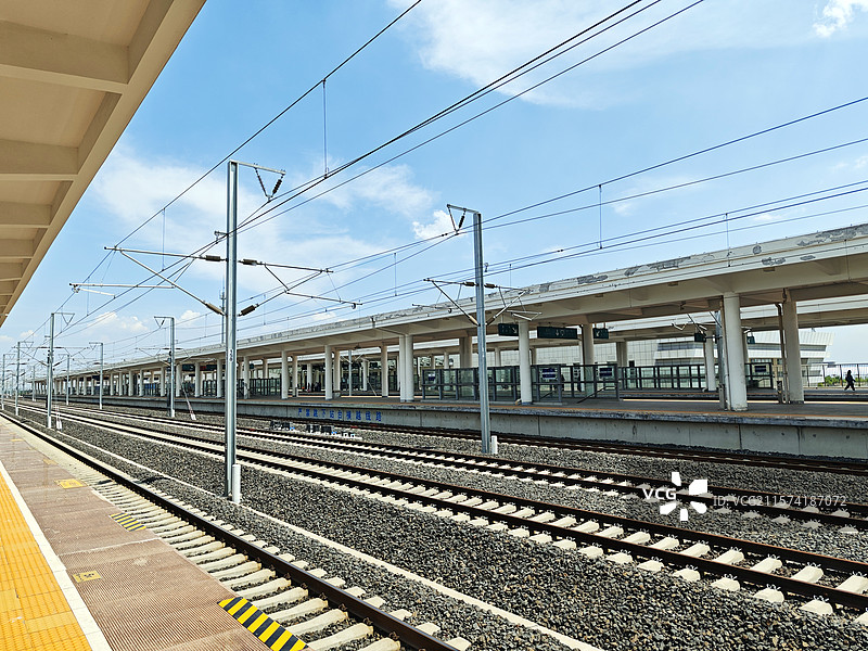 高铁站台与列车图片素材