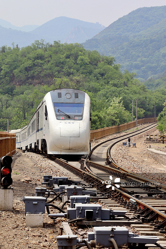 列车通过人字型轨道图片素材