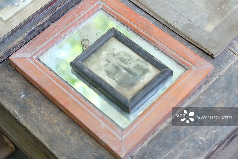 老镜子。老相框。老照片。老物件。老木桌子。老煤油灯图片素材