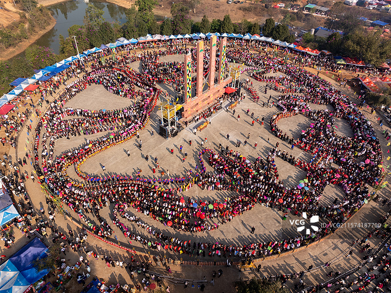 中国云南省德宏州陇川景颇族目瑙纵歌狂欢节图片素材