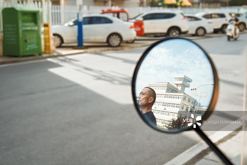 镜子里的男人图片素材