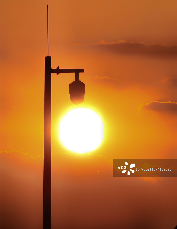 城市落日“符号”：将城市监控器与落日组合，好像一个“符号”。图片素材