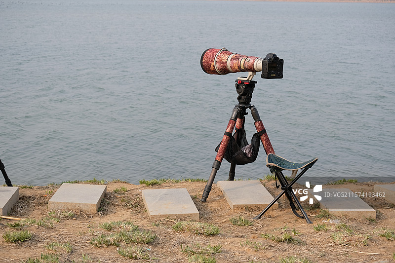 河边。湖边。湖水。河水。风景。相机。三脚架。马扎。长焦镜头图片素材
