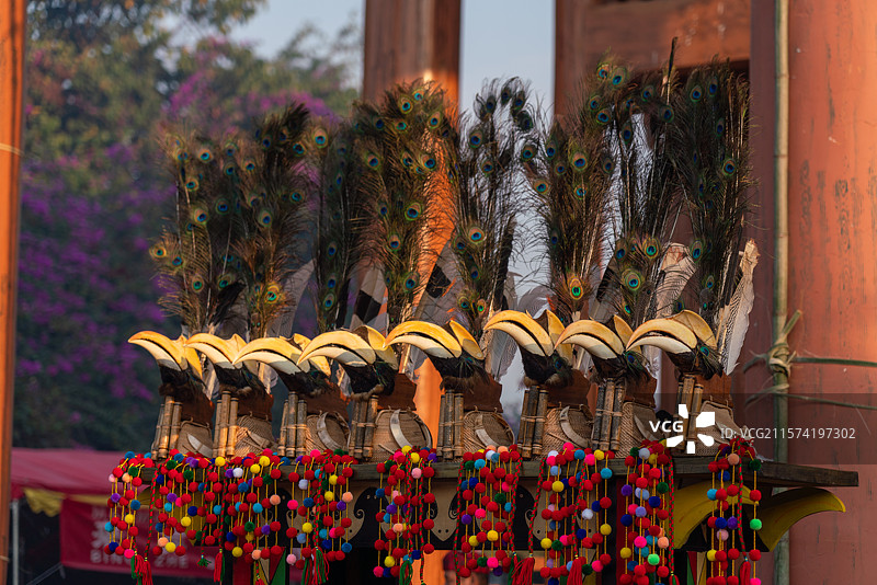 中国云南省德宏州陇川景颇族目瑙纵歌狂欢节头冠图片素材