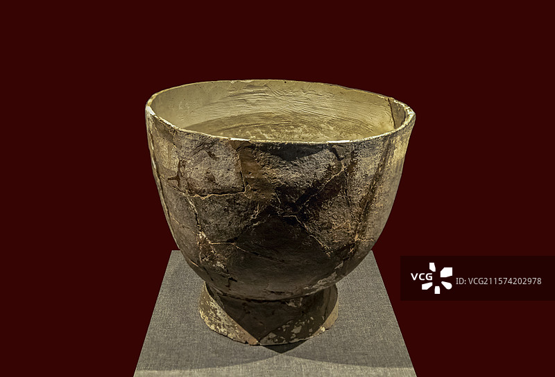 广西壮族自治区博物馆“古代文明陈列”展：陶簋（新石器时代，1997年那坡感驮岩遗址出土）图片素材