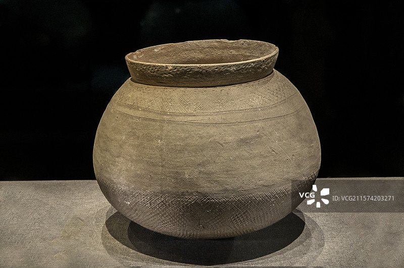 广西壮族自治区博物馆“古代文明陈列”展：雷纹方格纹陶釜（春秋，1963年贺县桂岭战国墓出土）图片素材