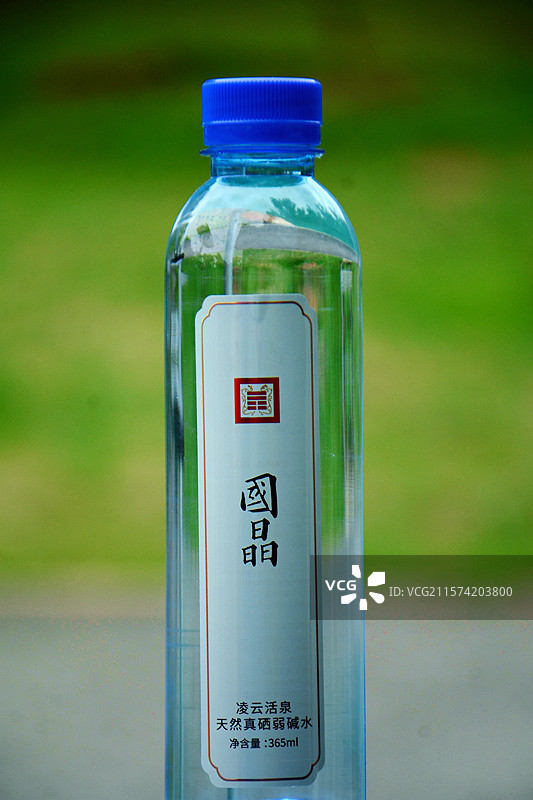 国晶天然弱碱水矿泉水图片素材