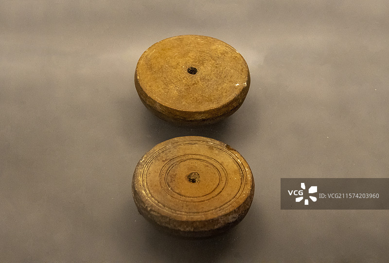 广西壮族自治区博物馆“古代文明陈列”展：陶纺轮（新石器时代，1997年那坡感驮岩遗址出土）图片素材