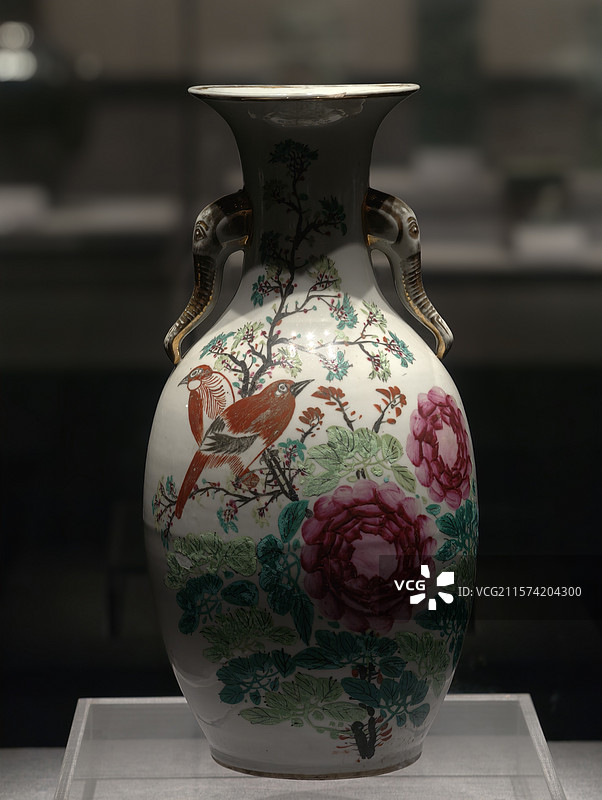湖南株洲·醴陵·中国陶瓷谷·醴陵陶瓷博物馆·民国·釉上五彩花鸟纹瓷象鼻花瓶图片素材