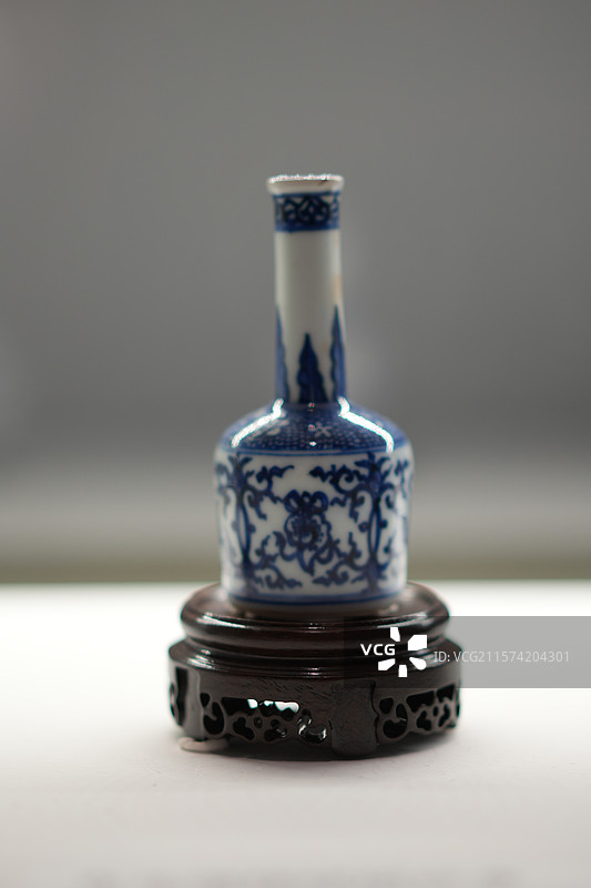 清乾隆青花缠枝纹摇铃尊图片素材