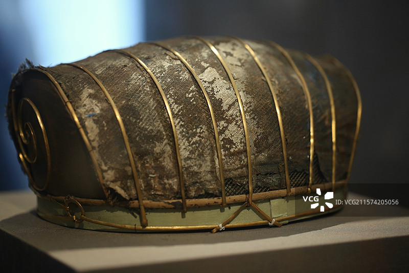 元代 女金冠 曹氏墓出土 此冠用极其纤细的竹丝编缟腺焖璃 状冠壳，用藤或竹条作为内外边圈，以丝线扎固图片素材