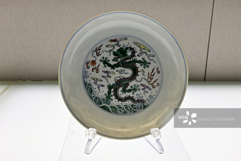 景德镇窑瓷器《斗彩云龙纹盘》，清代 雍正 文物，天津博物馆 藏图片素材