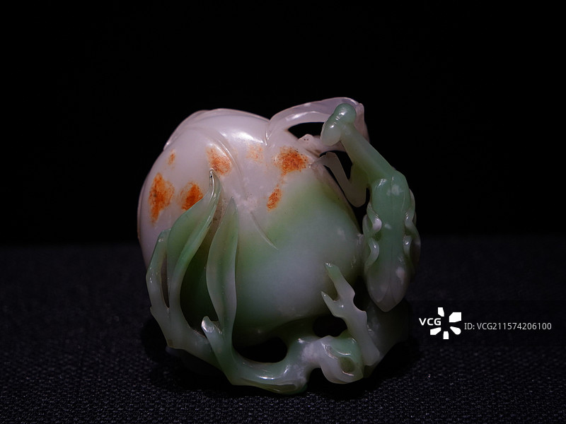 故宫博物院斋宫玉出昆冈展览清代白玉螳螂蝠桃图片素材